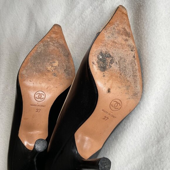 Chanel beige black leather heels pump EU37 US6.5